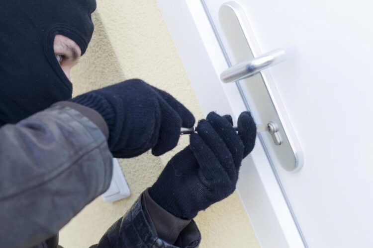 Atenție la hoții din locuințe. Cum să-ți asiguri casa când pleci în vacanță