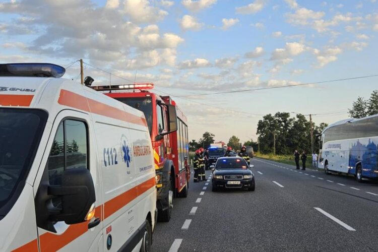 Accident între un autocar și o mașină în Bacău. Cinci victime, dintre care trei sunt inconştiente