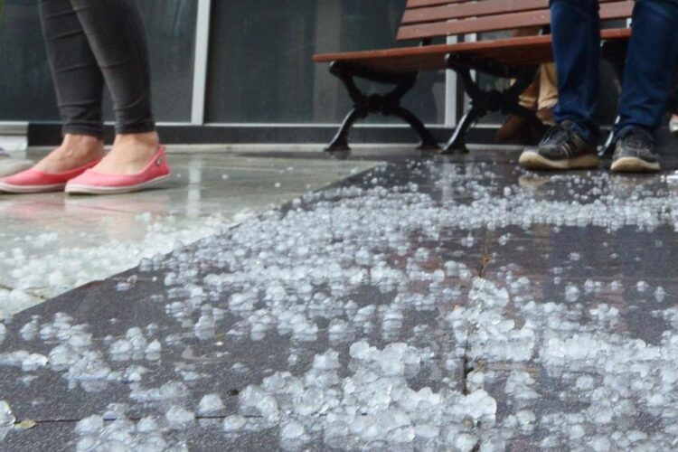 Avertizare ANM imediată de ploi torențiale și grindină în două județe