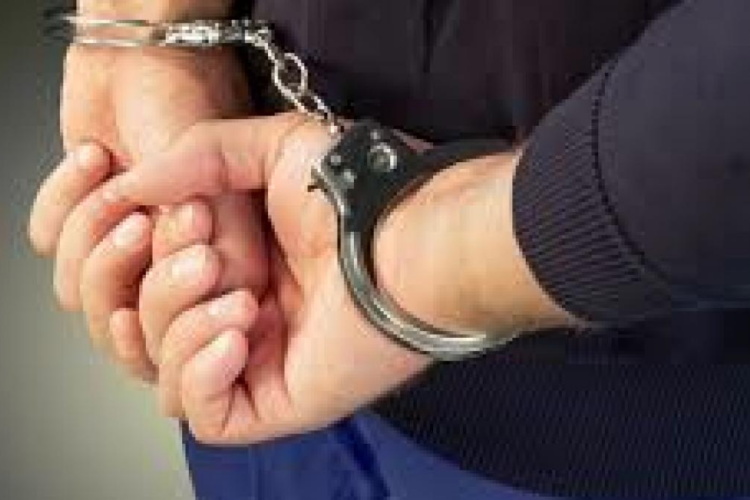 Bărbat reținut, după ce și-a agresat soția și a dat foc apartamentului în care locuiau