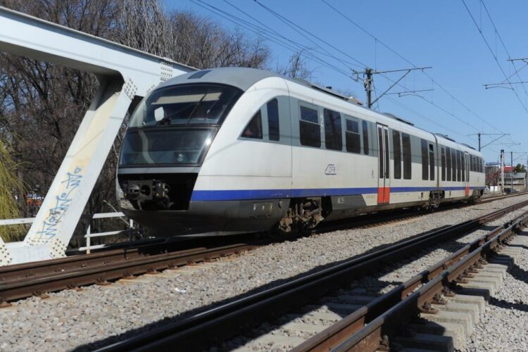 Viteza trenurilor va fi redusă în weekend în județele aflate sub Cod roșu și portocaliu