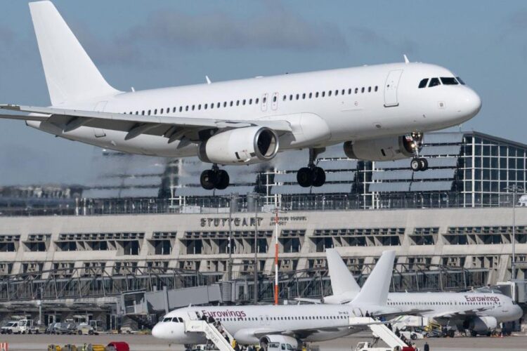 O companie aeriană a interzis accesul unei tinere „decoltate” la bord
