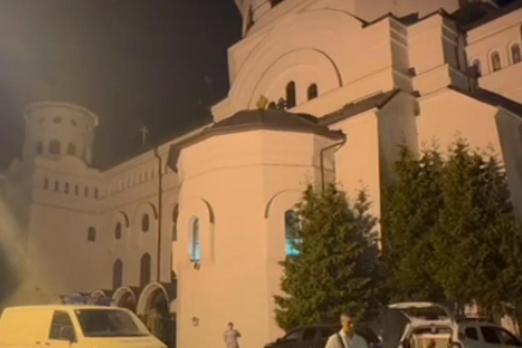 Un bărbat de 40 de ani a fost ucis în curtea unei biserici