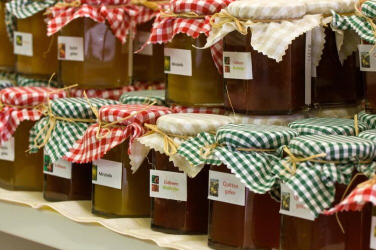 Siropul fierbinte se toarnă peste floricele