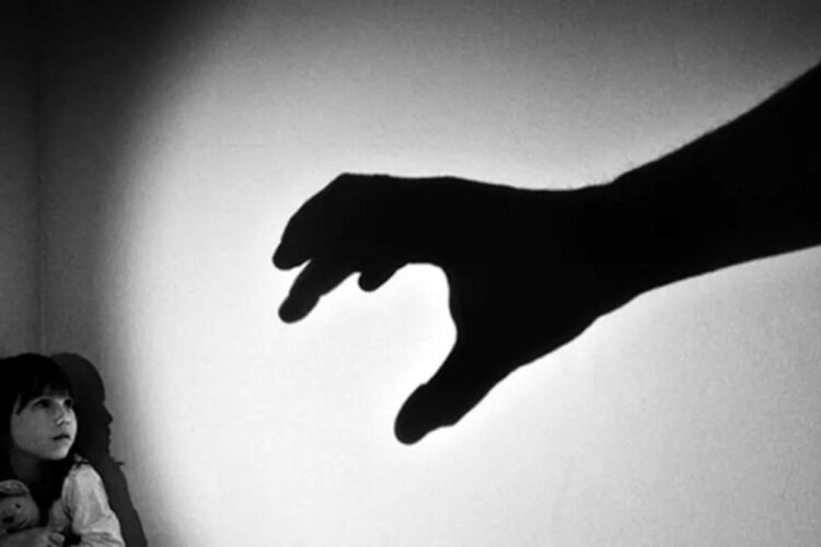 Familie de români luptă să-și recupereze fetițele luate abuziv de statul suedez. Una dintre ele a minţit că este bătută