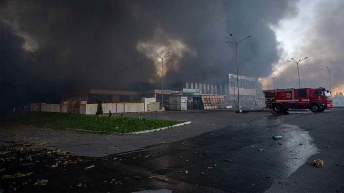 Trei morți și 52 de răniți în urma unui atac cu bombe ghidate al rușilor în orașul ucrainean Harkiv