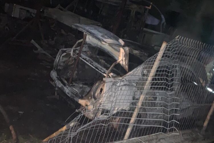 O tânără din Botoșani a fost reținută de poliție după ce a incendiat două mașini pentru a se răzbuna pe fostul iubit