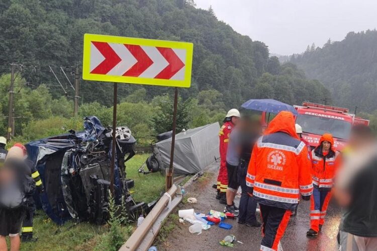 Accident între un microbuz și un TIR, în Suceava. Autoritățile în alertă
