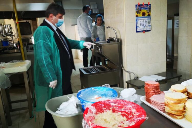 Alimente care nu respectau temperatura, zone de prepare insalubre, în Aeroportul Otopeni