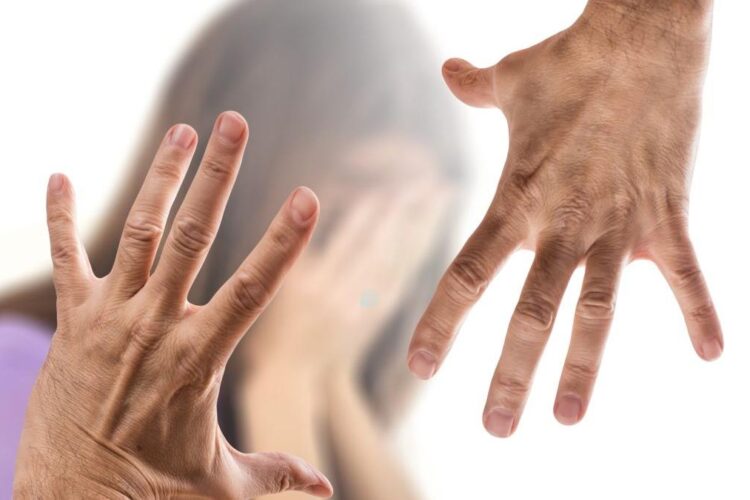 Un bărbat din Maramureș și-a bătut soția în direct pe TikTok. Care au fost urmările