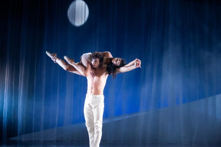 Teatrul de Balet Sibiu încheie stagiunea în Piața Mare, cu spectacolul de dans contemporan „Romeo și Julieta. Rock story”