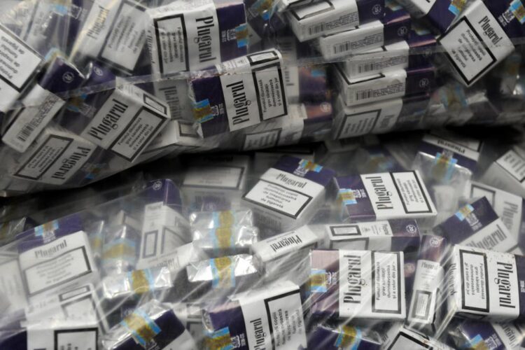 Țigări fără timbru, în valoare de 750.000 de euro, ascunse într-o remorcă frigorifică