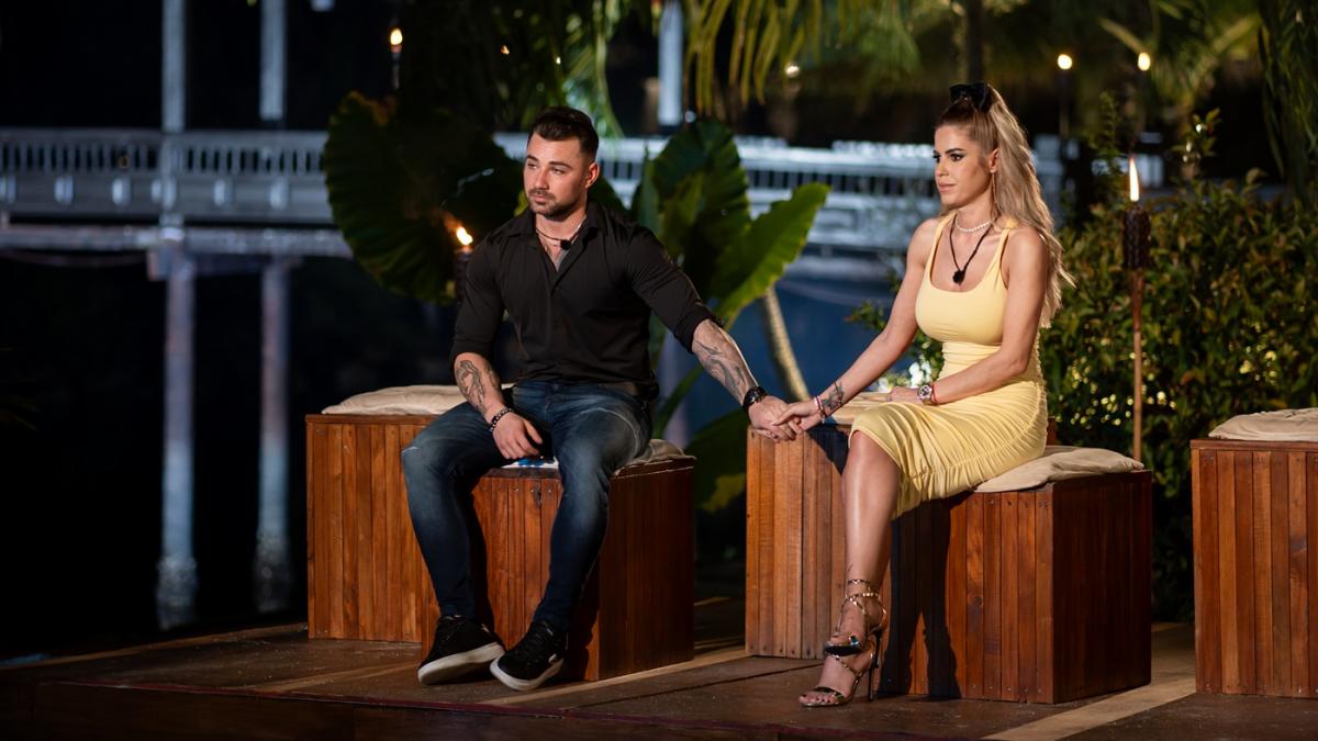 Un nou cuplu şi-a făcut apariţia pe Insula Iubirii, aruncând totul în aer, într-o ediţie lider de audienţă. Un alt cuplu nevoit să părăsească Insula