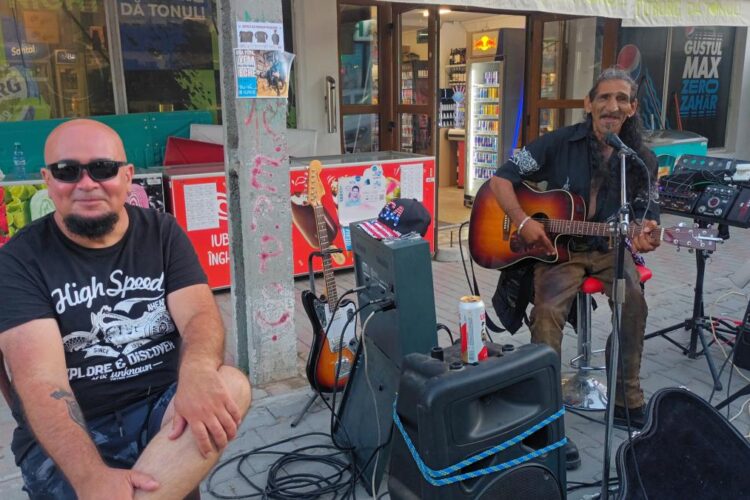 Muzicanții străzii mențin spiritul Vămii Vechi