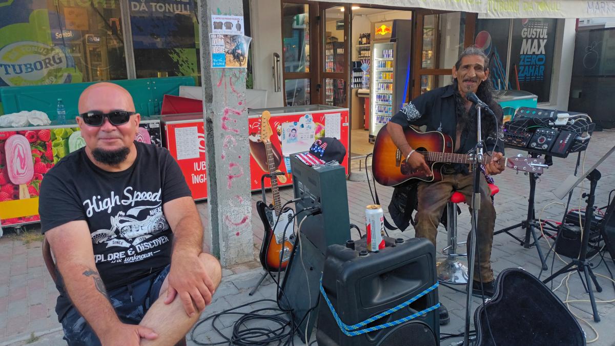 Muzicanții străzii mențin spiritul Vămii Vechi