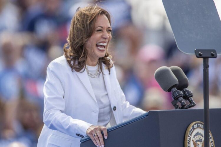 Kamala Harris îl devansează pe Donald Trump în state cheie, potrivit sondajelor