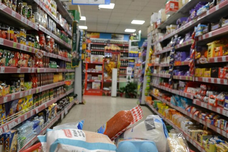 Vești bune pentru consumatori. Alimentele fabricate în România ar putea fi mai ieftine cu până la 20%
