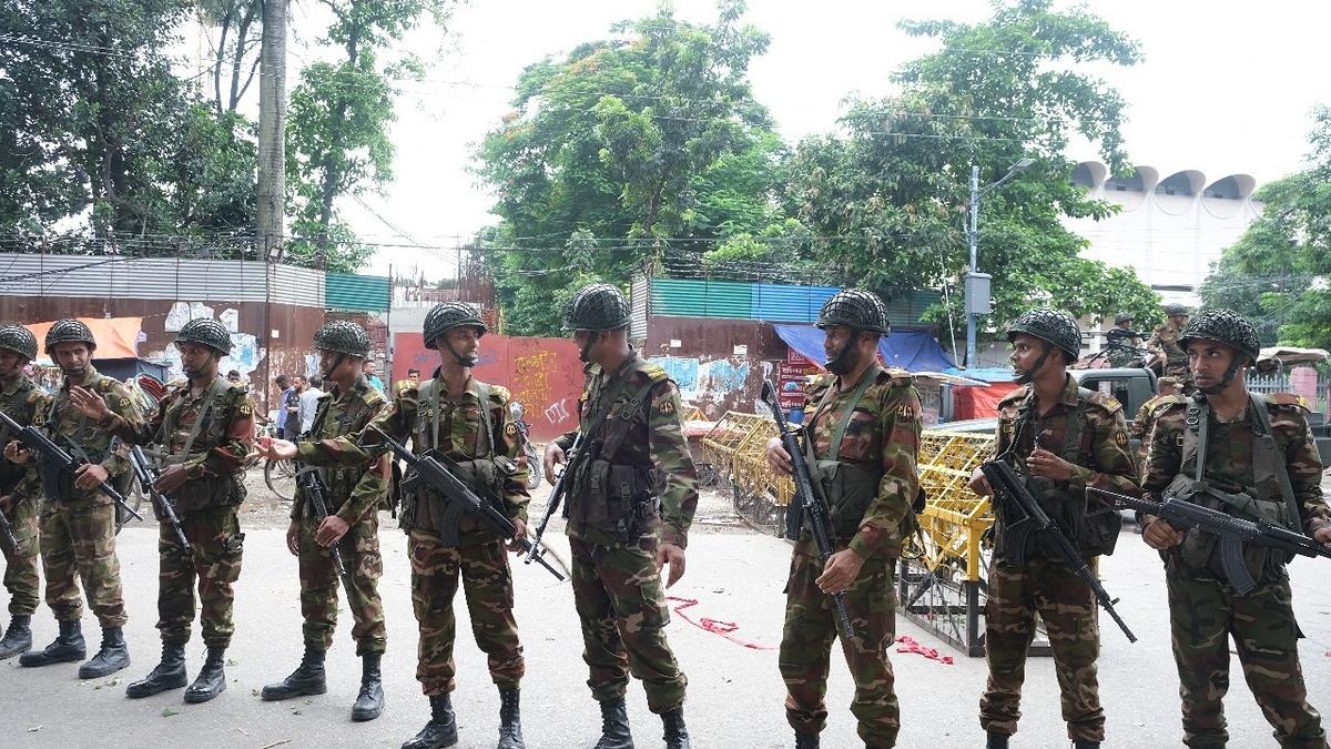 Armata din Bangladesh a refuzat să reprime protestul, pecetluind soarta premierului Hasina