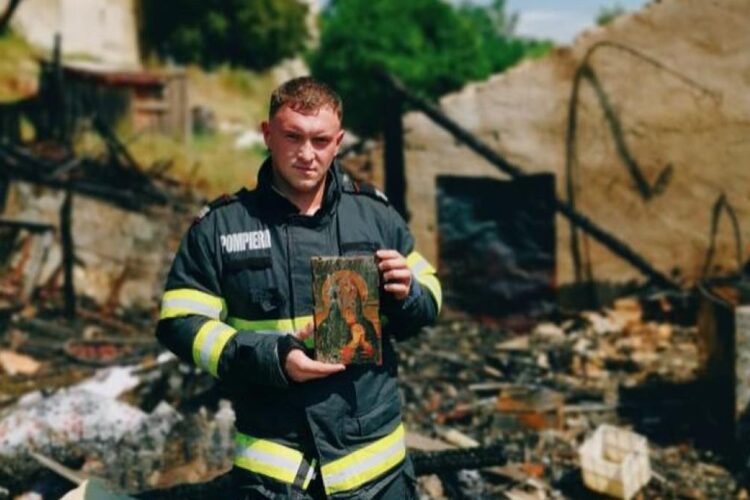 Pompierii bistrițeni au găsit o icoană intactă într-o clădire care a luat foc