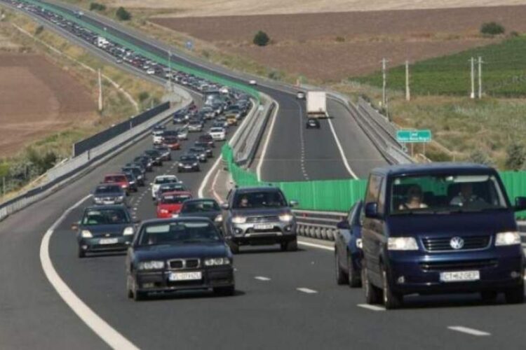 Trafic de coșmar pe Autostrada Soarelui, dar şi pe Valea Prahovei și Valea Oltului. Polițiștii recomandă șoferilor să folosească rute alternative