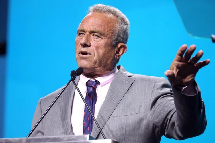 Robert F. Kennedy Jr. a anunțat că renunță la candidatură și îl va susține pe Donald Trump