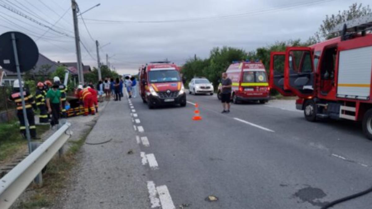Trei copii au fost răniţi după ce autoturismul în care se aflau s-a răsturnat pe DN 17