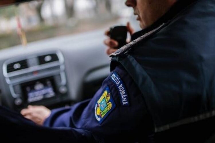 Un bărbat din Gorj a fost prins cu „box” de lovire și cuțite într-un club de noapte din Țicleni