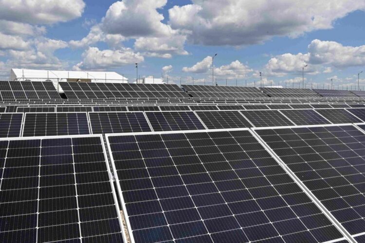 Pentru a consuma doar energie fotovoltaică, Bucureștiul are nevoie de o capacitate de stocare echivalentă cu cea a bateriilor pentru 50.600 de vehicule electrice Tesla Model Y sau 116.500 pentru modelul Dacia Sp