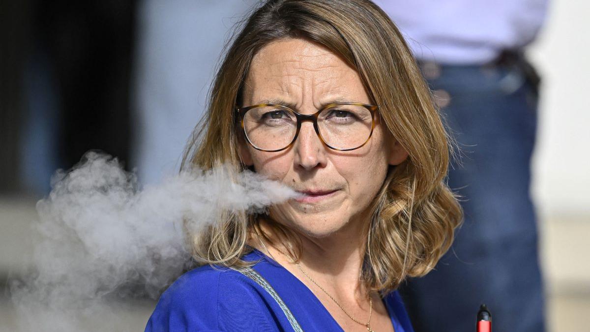 Sfaturi în gospodărie. Cum elimini mirosul de tutun de pe haine