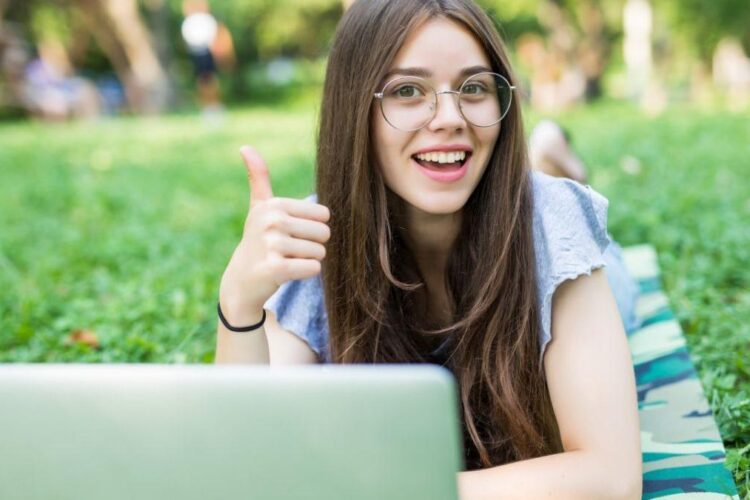 Cum se spune corect: "confortabil" sau "comfortabil"?