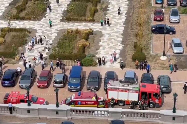 Incendiu la Palatul Parlamentului. Un bărbat a stropit cu benzină mai multe persoane!