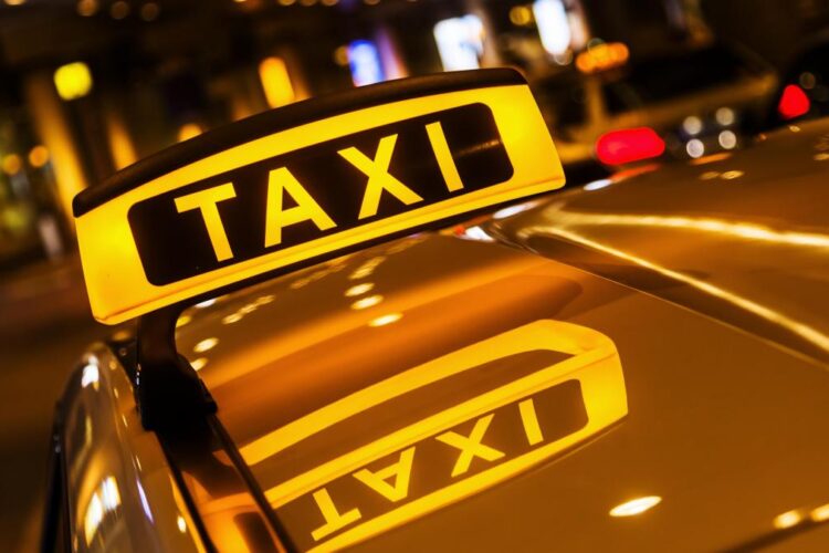 Taximetrist beat, implicat în trei accidente în București