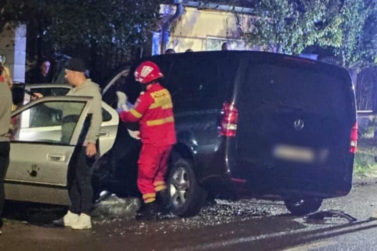 Accident între o mașină și un microbuz în Bihor. Trei persoane sunt rănite, una fiind în stare critică
