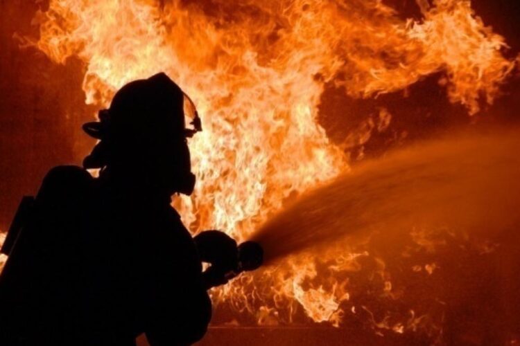 Femeie carbonizată și o tânără cu arsuri pe față, după un incendiu într-o casă
