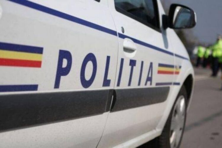 O mașină de poliție în misiune a lovit o femeie în București