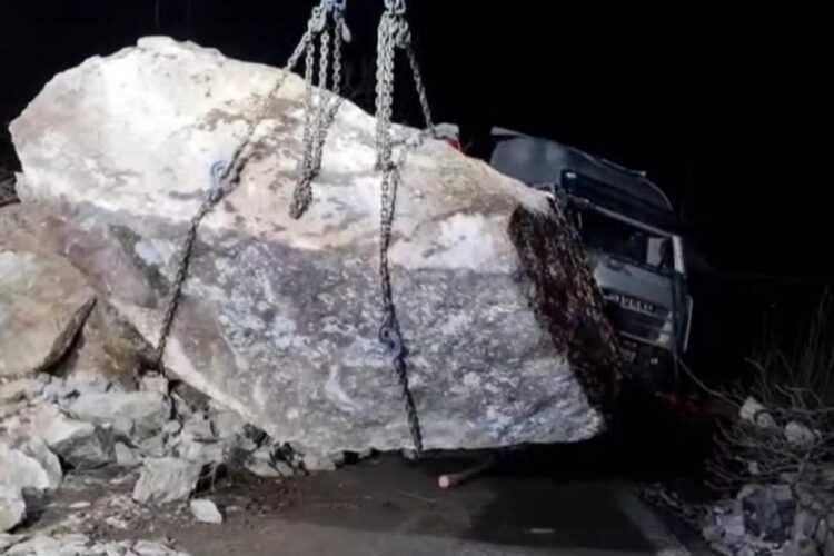 Trafic blocat pe Valea Oltului. Mai multe stânci căzute au lovit un TIR