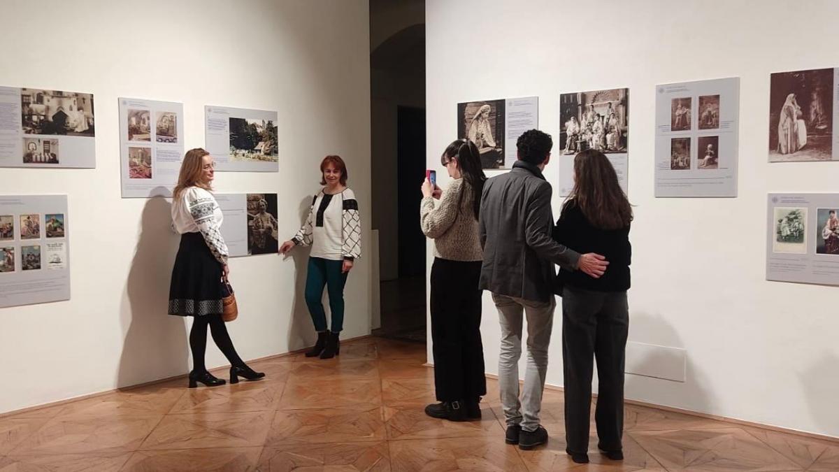 Expoziția „Regina Maria – Ambasador irezistibil al istoriei și artei populare românești”, vernisată la ICR Viena