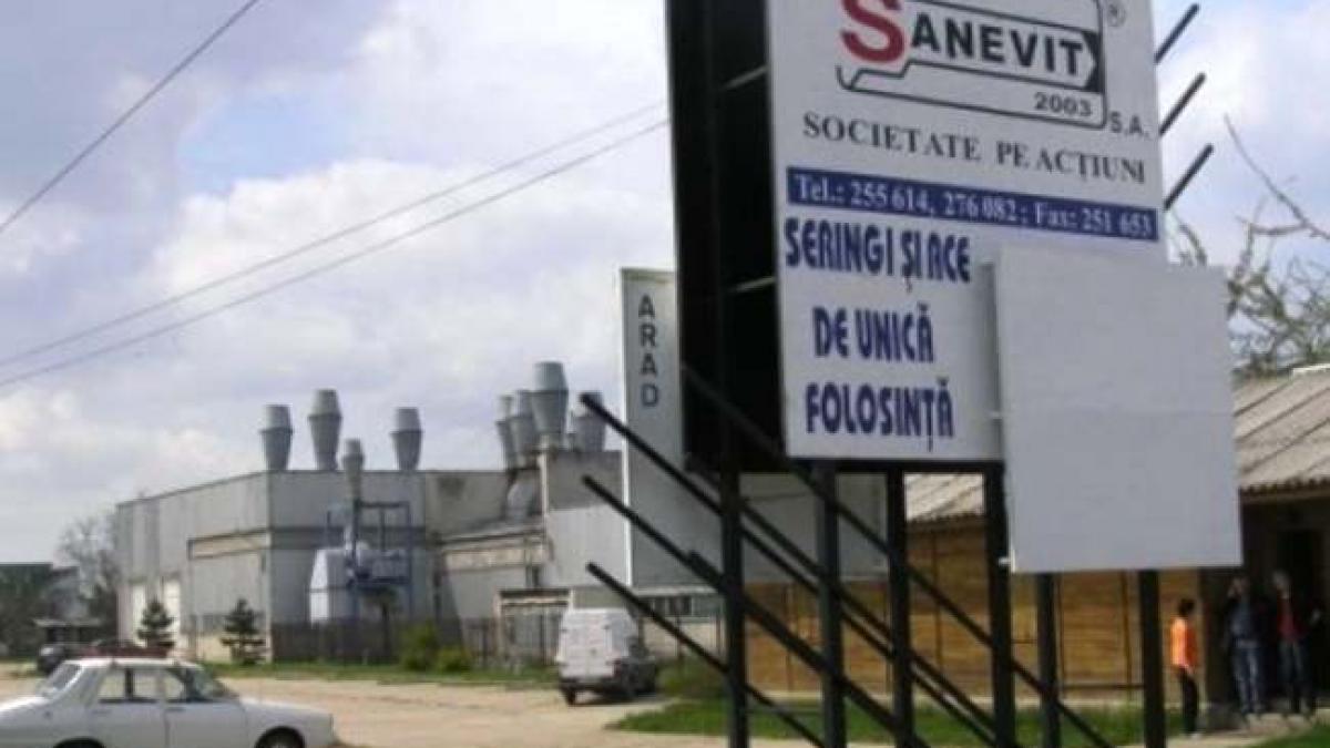 Foști angajați ai fabricii Sanevit Arad și-au primit salariile restante după mai bine de un deceniu