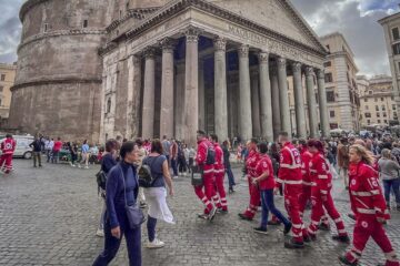 Un turist japonez a murit după ce a căzut de pe zidul de protecție al Panteonului din Roma