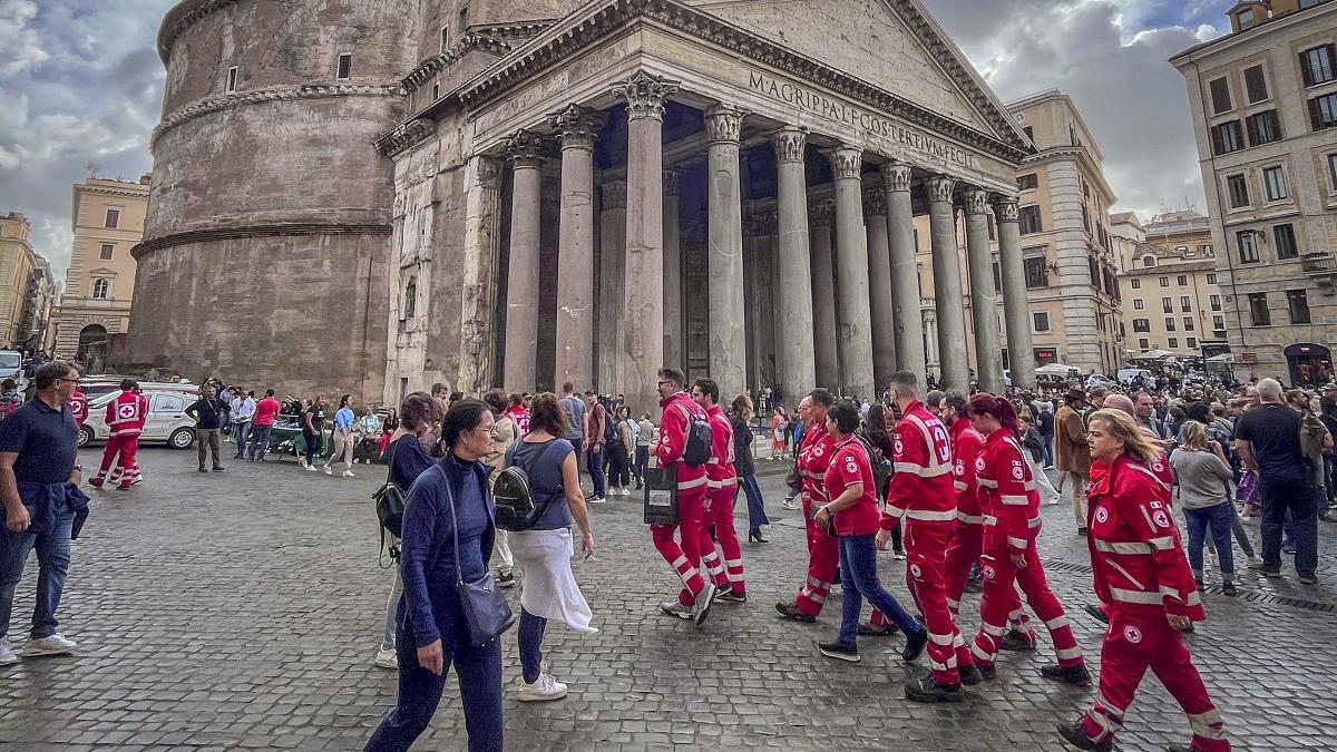 Un turist japonez a murit după ce a căzut de pe zidul de protecție al Panteonului din Roma