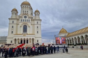 Ultima noapte de închinare în coada „legionarilor” 