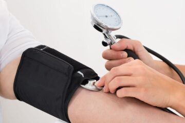 Simptomele apar târziu, uneori după un deceniu