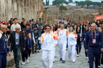 Jackie Chan a purtat flacăra olimpică prin ruinele orașului Pompeii