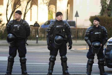 După polițiști, nici militarii nu se mai pot pensiona anticipat