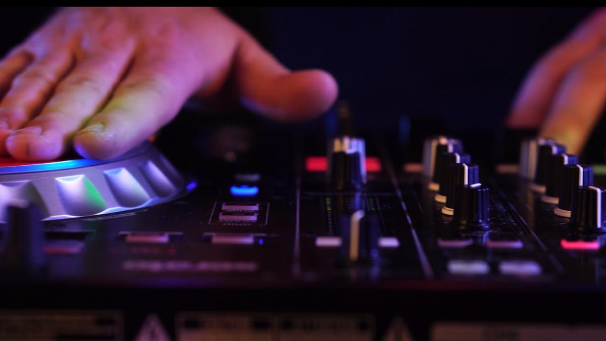 Noul hit dance românesc aflat acum în topurile internaționale. „Oricine a avut o dezamăgire în dragoste se regăsește în melodie”