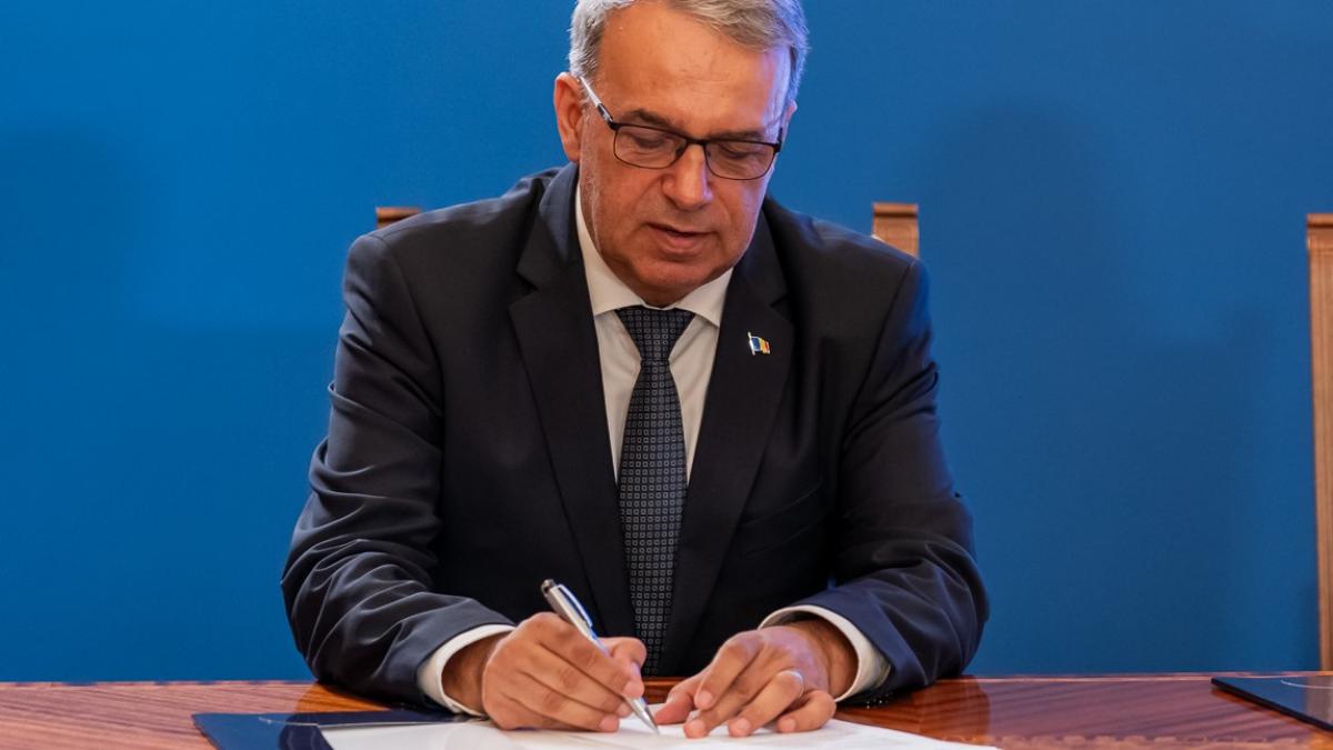 Primăria lui Vergil Chițac sparge 66.000 de euro pe trei artiști, de Revelion. Contract încheiat cu firma unor apropiați de-ai primarului