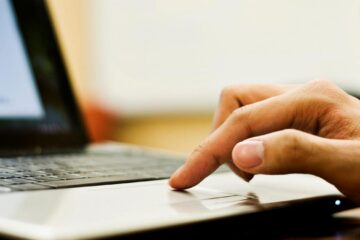 Tinerii apelează tot mai des la inteligența artificială pentru a-și gestiona banii