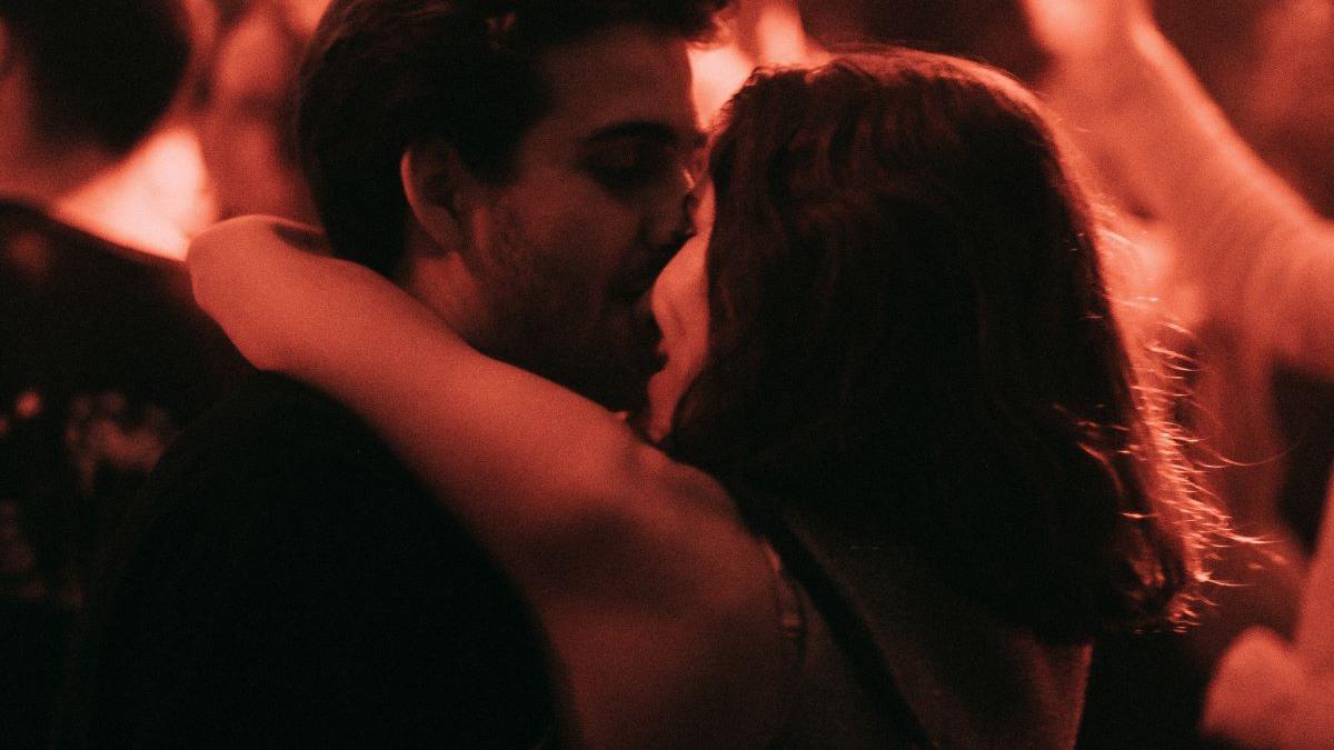 4 zodii își întâlnesc sufletul pereche înainte noaptea de Revelion. Destinul le pregătește o iubire predestinată