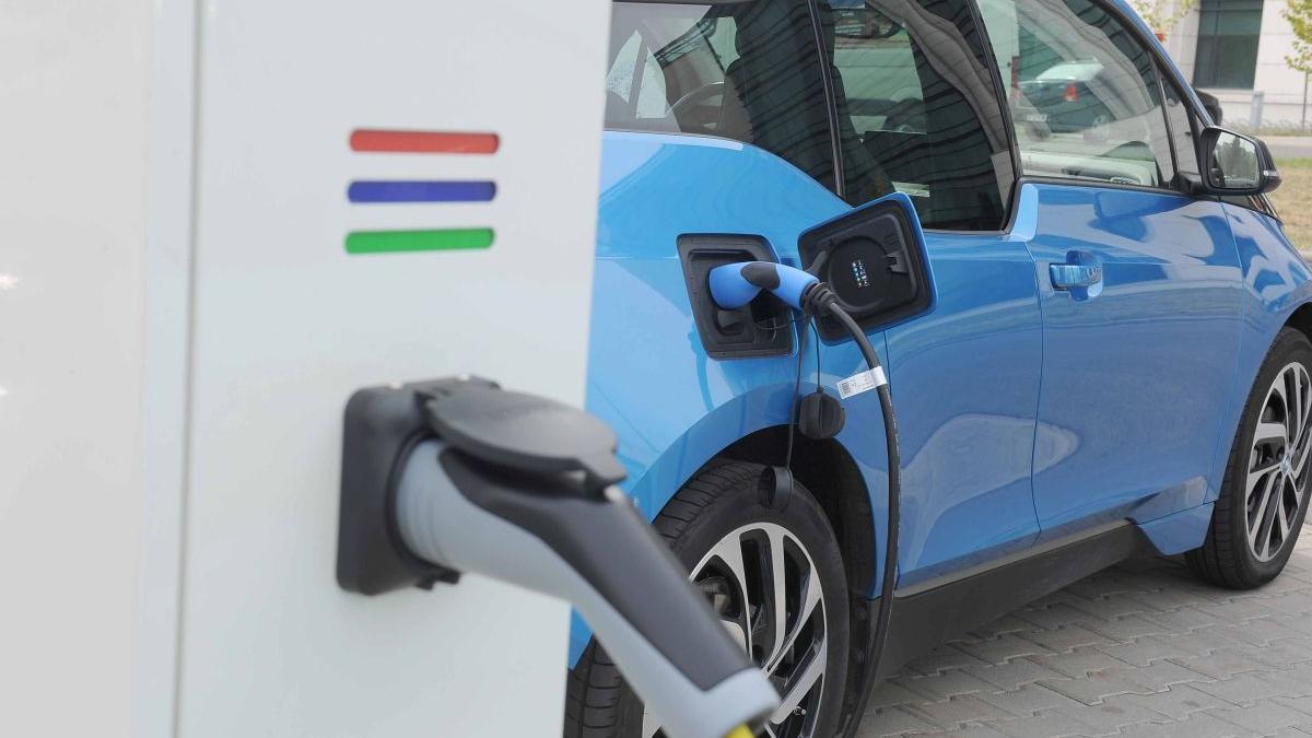 De ce este scumpă încărcarea mașinilor electrice în România