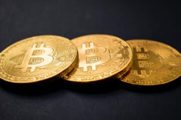 Bitcoin scade puternic. Aurul câștigă teren